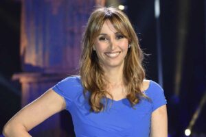 Benedetta Parodi che sorride con abito blu