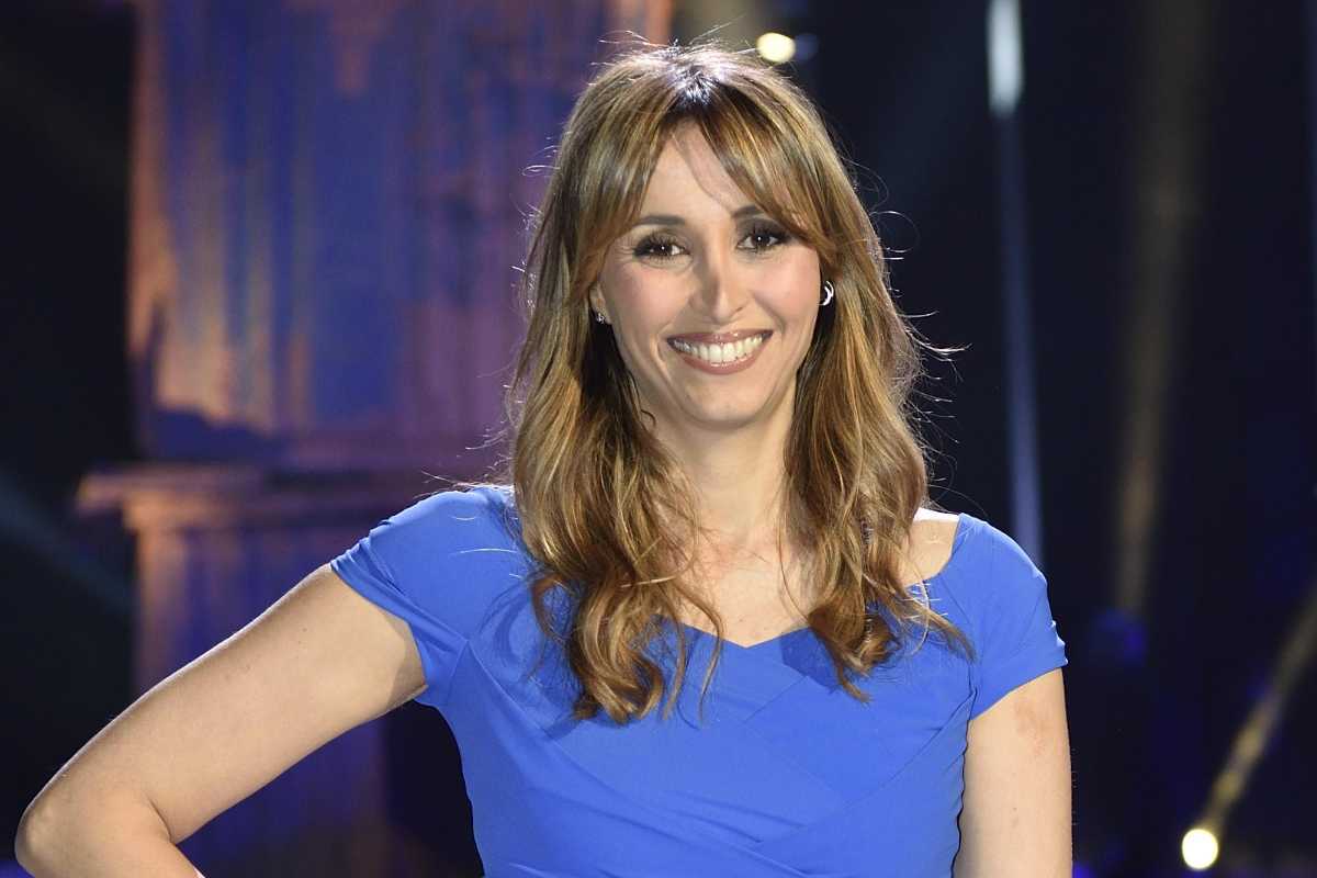 Benedetta Parodi che sorride con abito blu