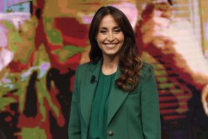 Benedetta Parodi con completo verde che sorride