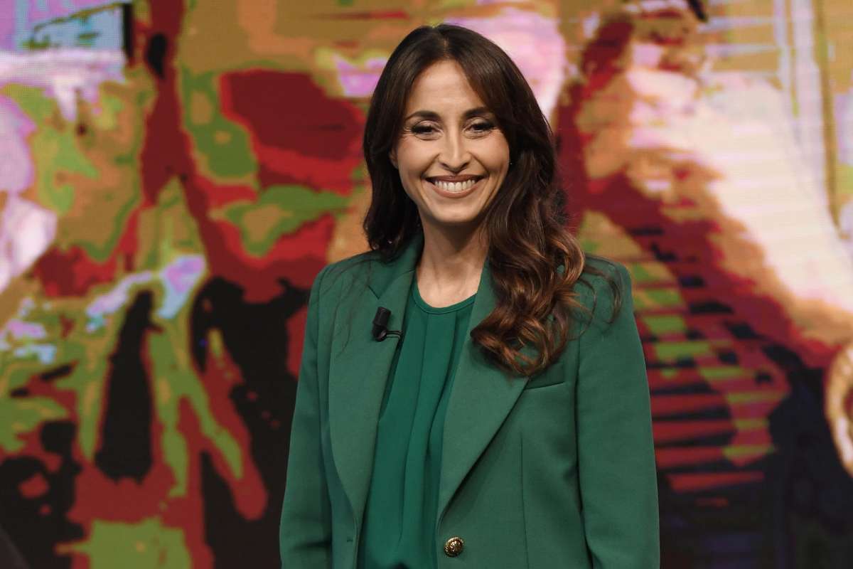 Benedetta Parodi con completo verde che sorride