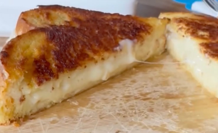 Toast al formaggio tagliato a metà