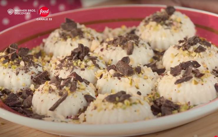 biancomangiare con cioccolato e granelle