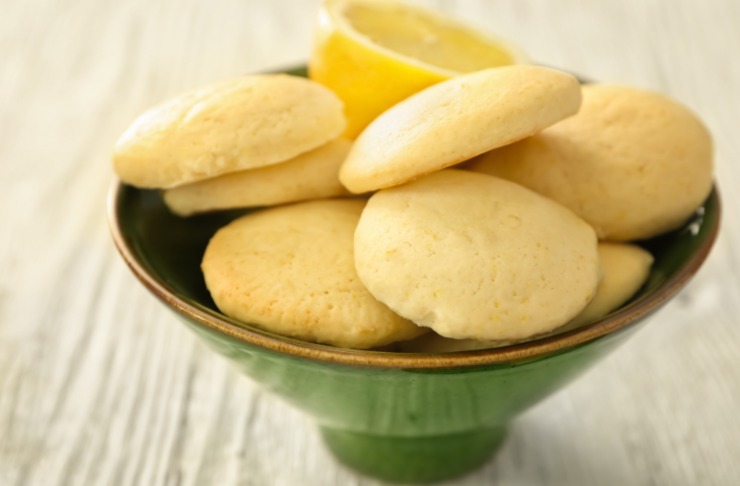biscotti al limone dentro ad una ciotola