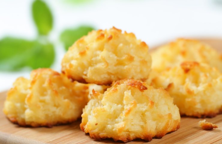 biscotti ananas e cocco su un tavolo