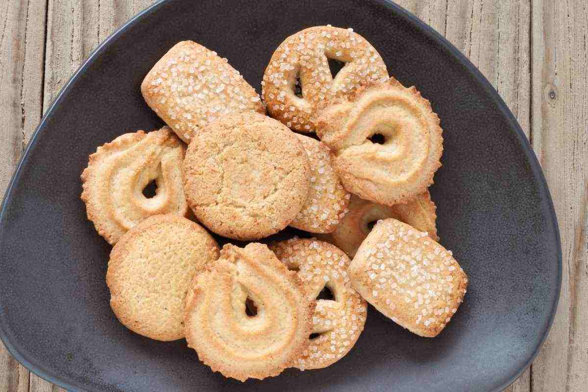 ciotola con biscotti danesi