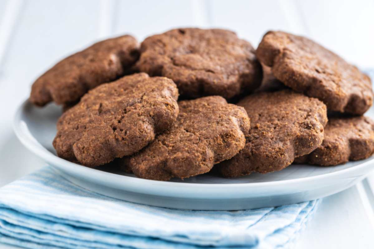 biscotti al cioccolato su un piatto