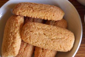 biscotti da latte in una ciotola