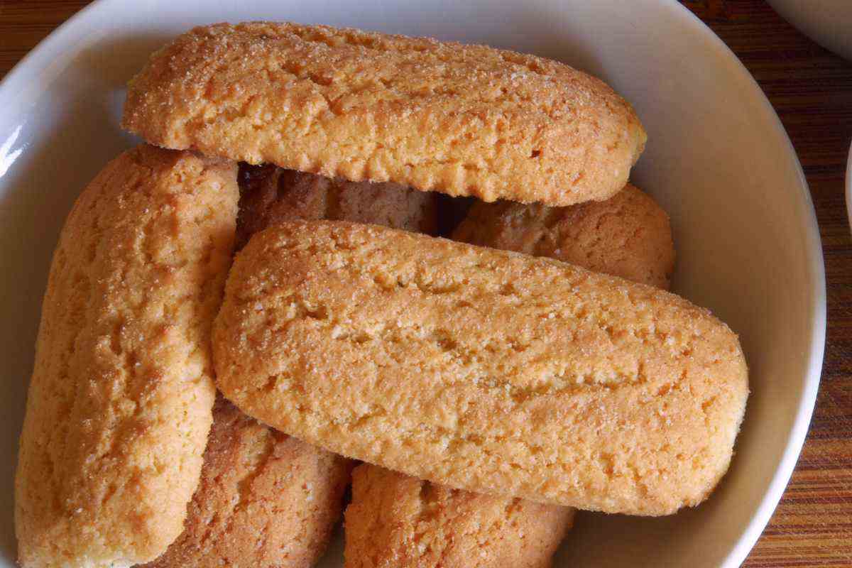 biscotti da latte in una ciotola