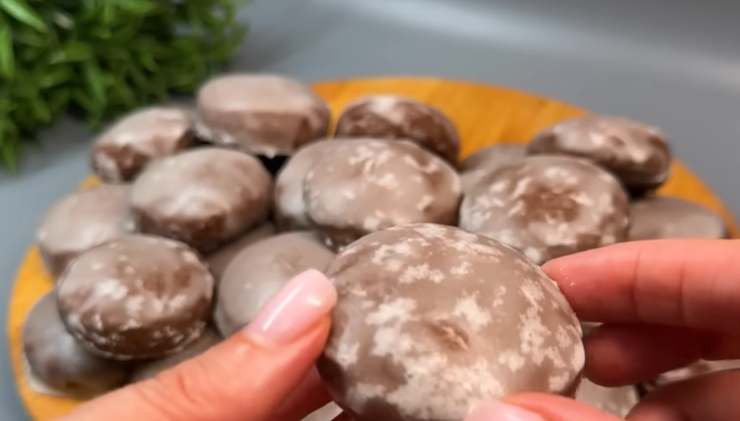 dei biscotti glassati, una ragazza ne prende uno