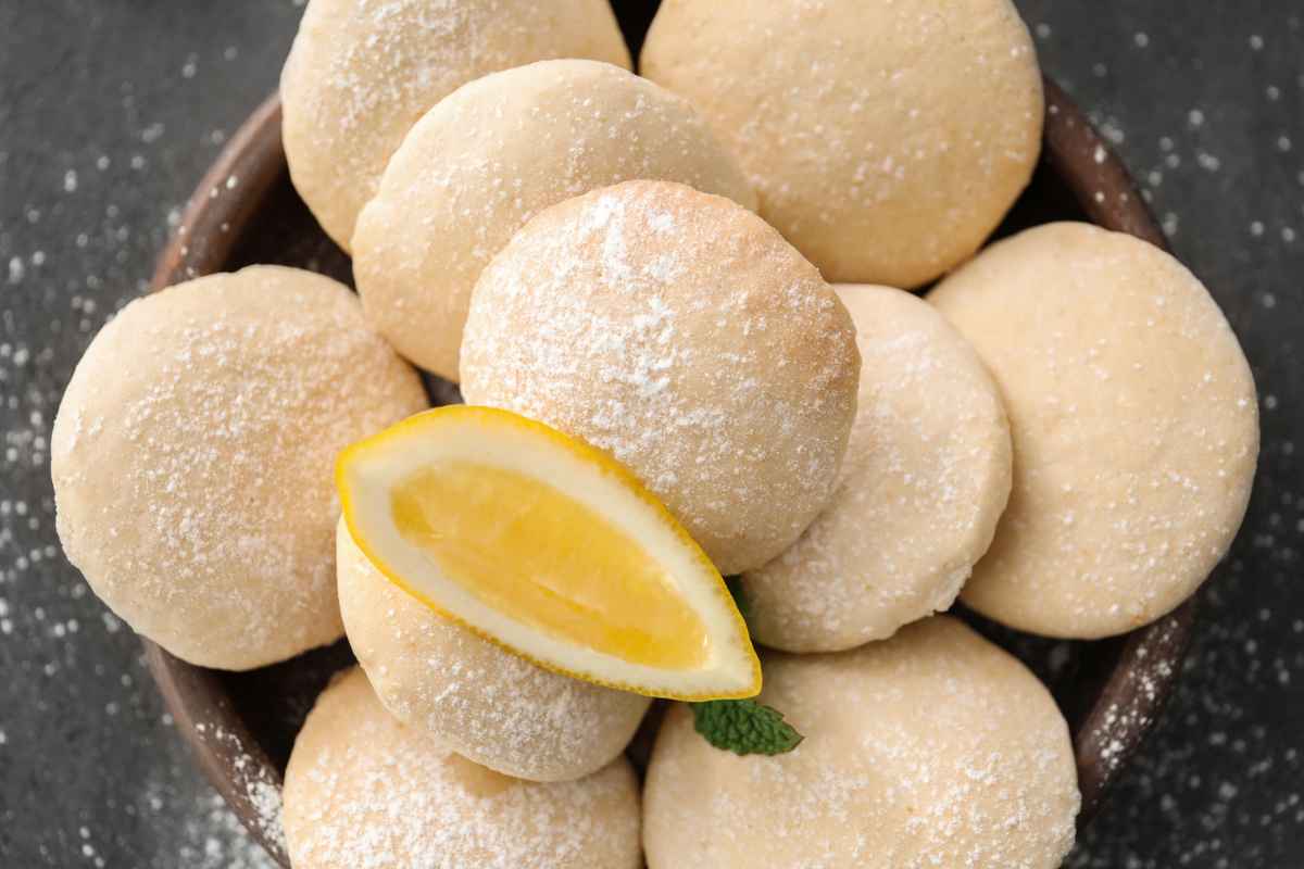 Biscotti sparsi al limone con zucchero a velo
