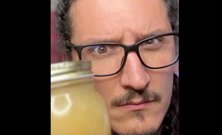 uomo e barattolo