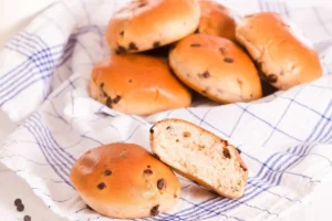 brioche con gocce di cioccolato su canovaccio