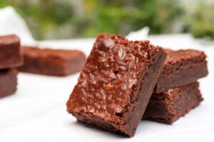 brownies al cioccolato sopra ad un tavolo