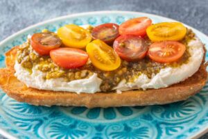 Bruschetta con burrata e pomodorini