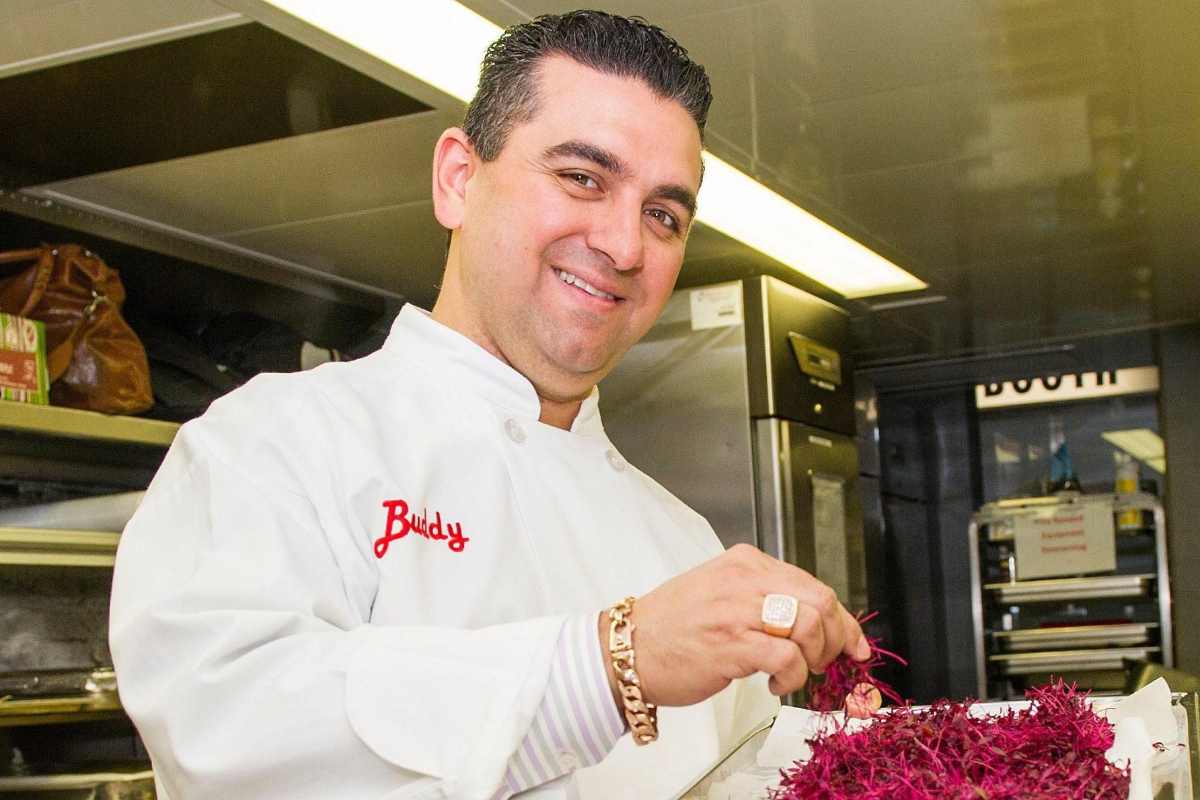 buddy valastro con divisa da pasticcere in laboratorio
