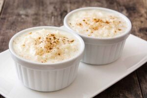 due porzioni di budino di riso nel cioccio