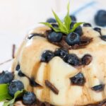 budino ai mirtilli con scagliette di cioccolato