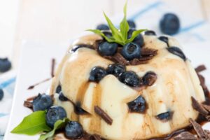 budino ai mirtilli con scagliette di cioccolato