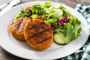 burger in un piatto con verdure