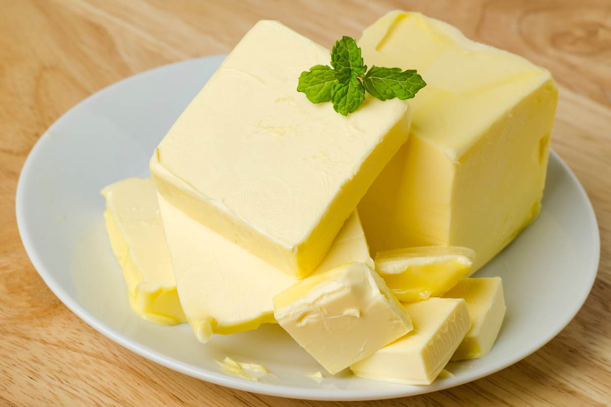 burro nel piatto con una foglia di menta
