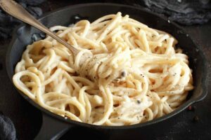 bucatini nella padella cacio e pepe