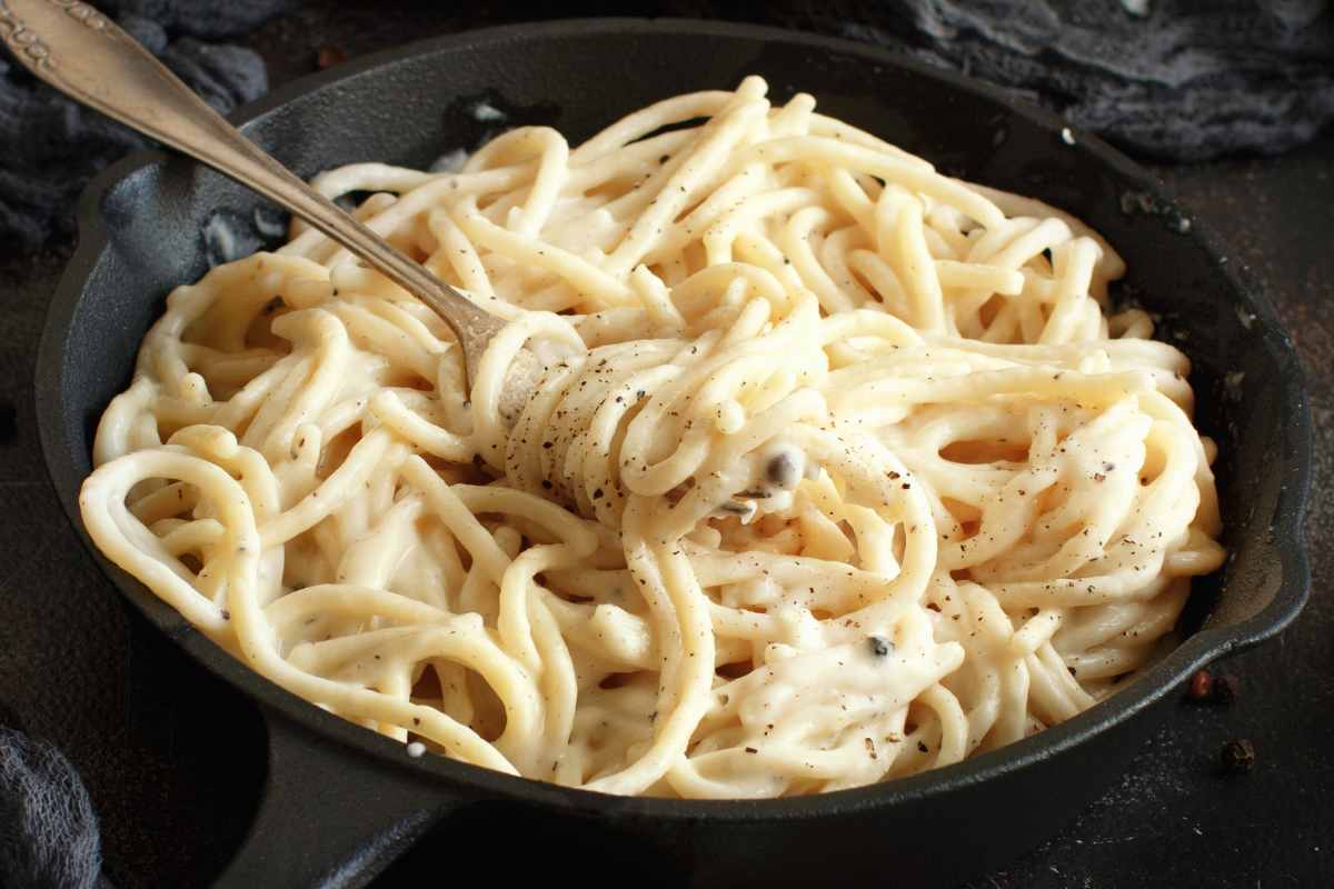 bucatini nella padella cacio e pepe
