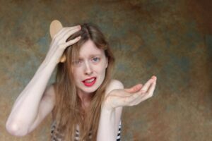 ragazza a cui cadono i capelli
