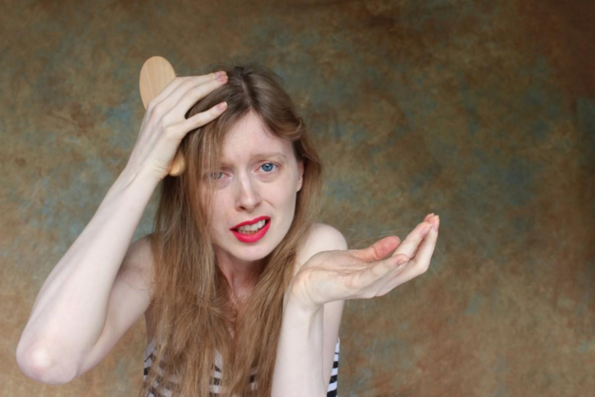 ragazza a cui cadono i capelli