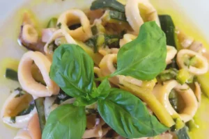 calamari e zucchine in primo piano