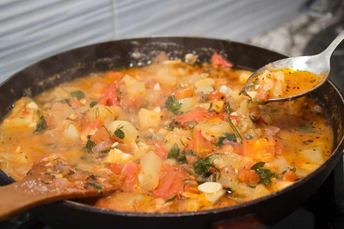 Pentola con verdure che stanno cuocendo