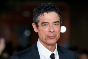 alessandro gassmann in giacca e cravatta in primo piano