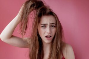 donna che si tocca i capelli