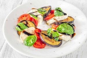 piatto con melanzane, pomodoro e mozzarella