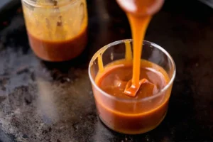 caramello mou versato in bicchierino