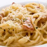 piatto di spaghetti alla carbonara di tonno