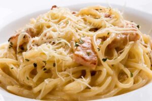 piatto di spaghetti alla carbonara di tonno