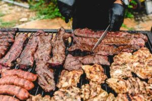 carne sulla griglia mentre cuoce