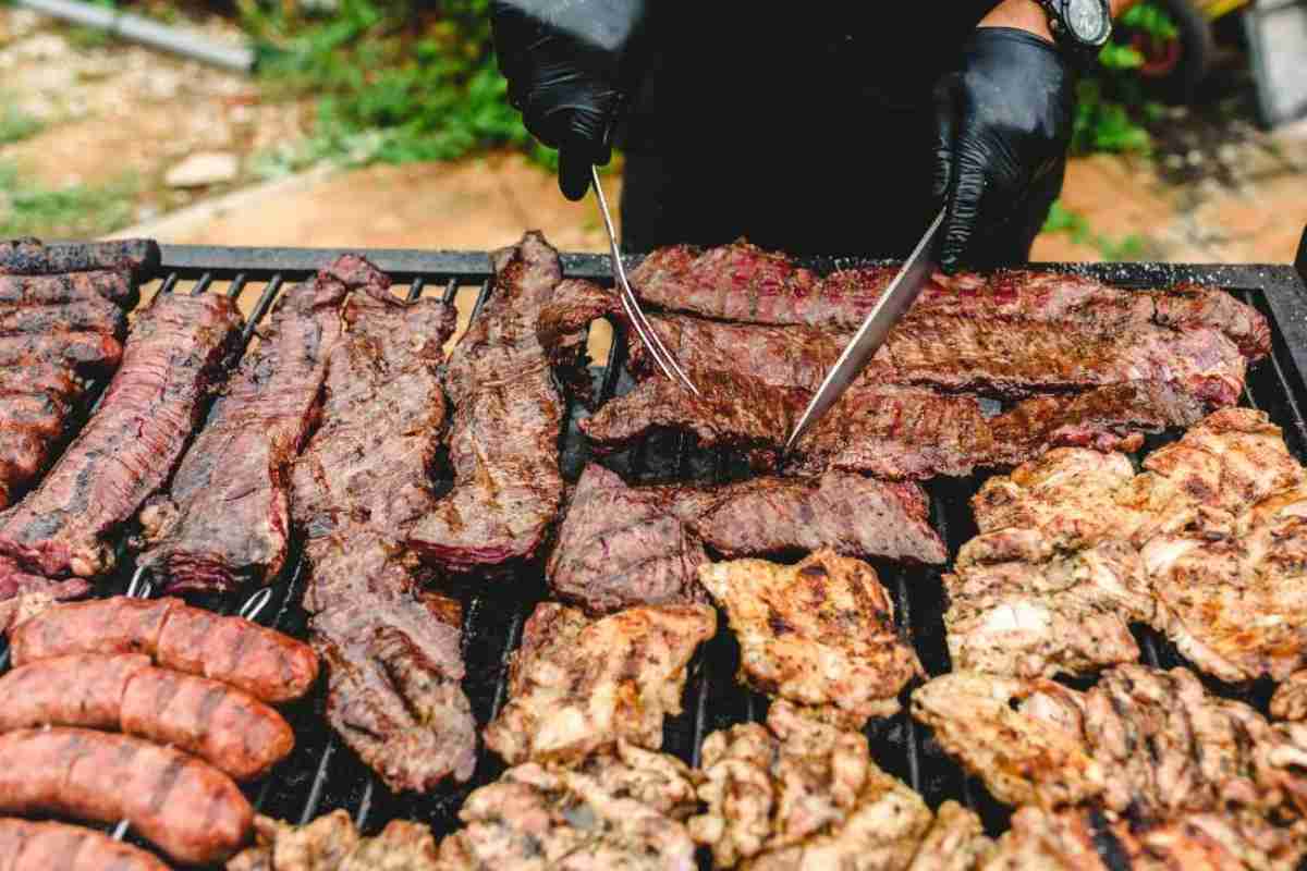 carne sulla griglia mentre cuoce