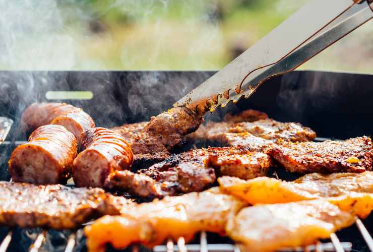 carne sulla griglia mentre cuoce