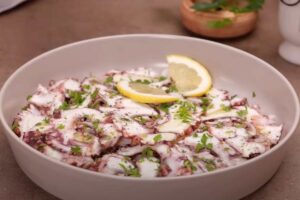 carpaccio di polpo con fette di limone