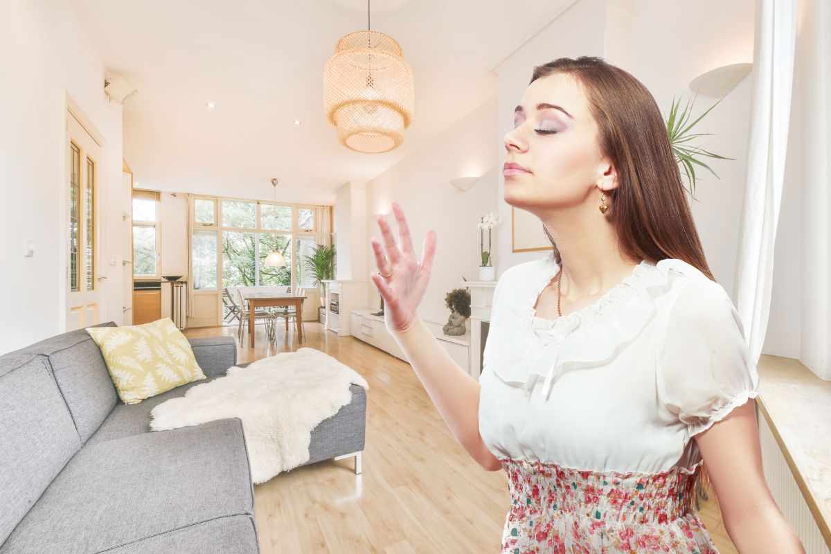 ragazza respira buon profumo casa