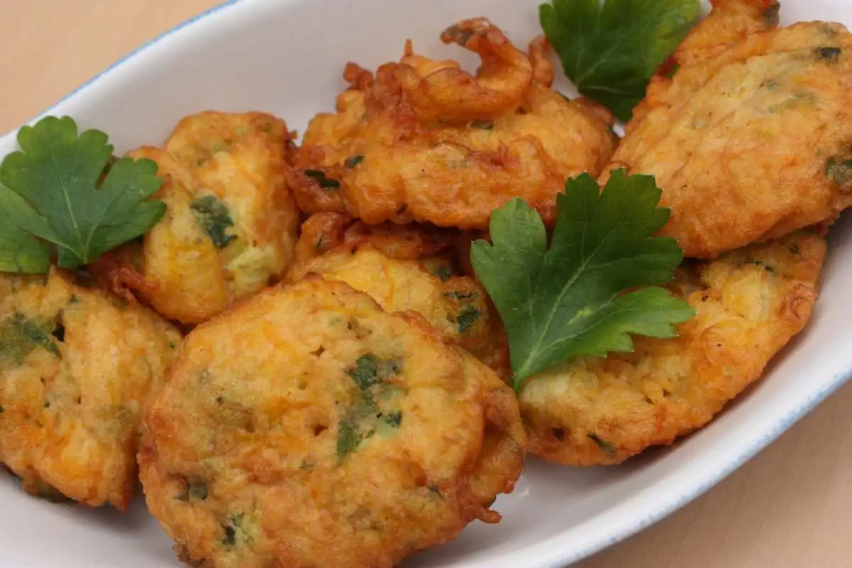 frittelle di verdure con foglie di prezzemolo