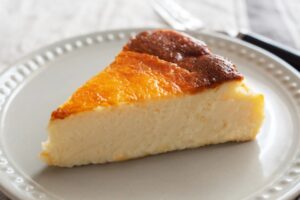 fetta di cheesecake su un piatto