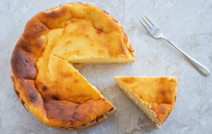 cheesecake con accanto una forchetta