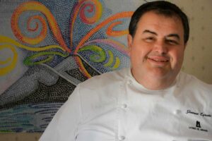 chef gennaro esposito sorride in posa
