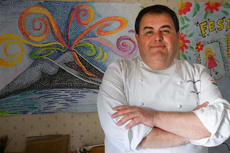 Chef Gennaro Esposito in posa a braccia conserte