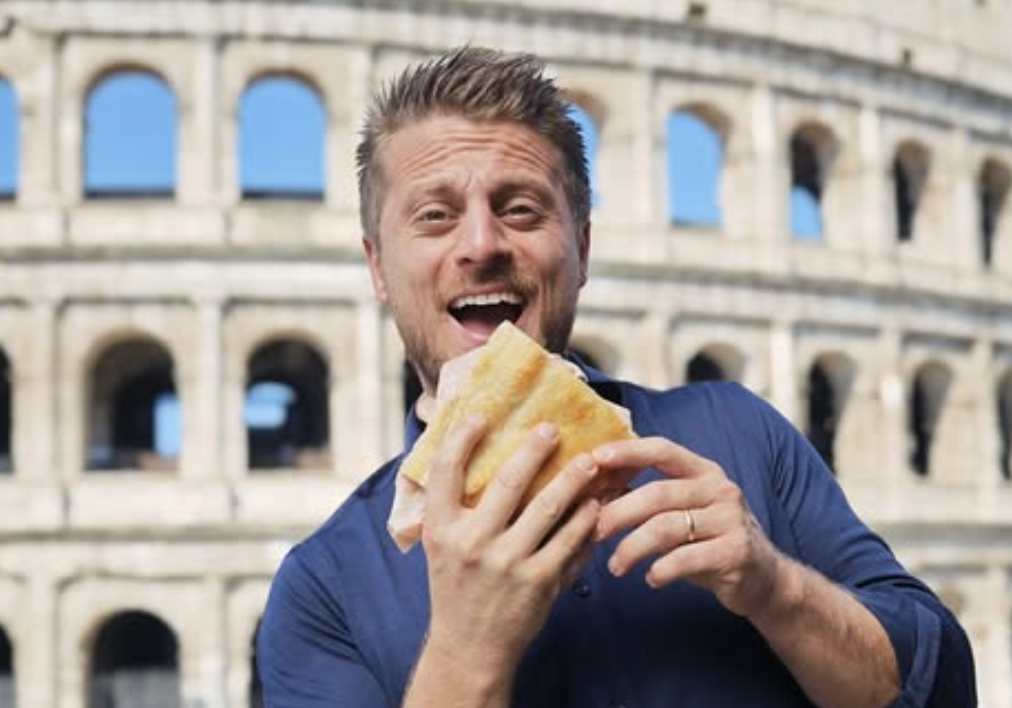 fulvio marino morde la pizza