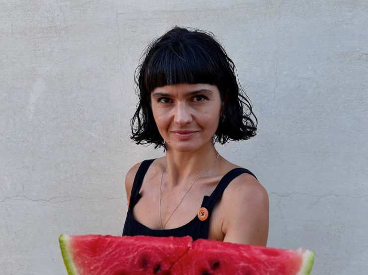 chiara pavan con una fetta d'anguria