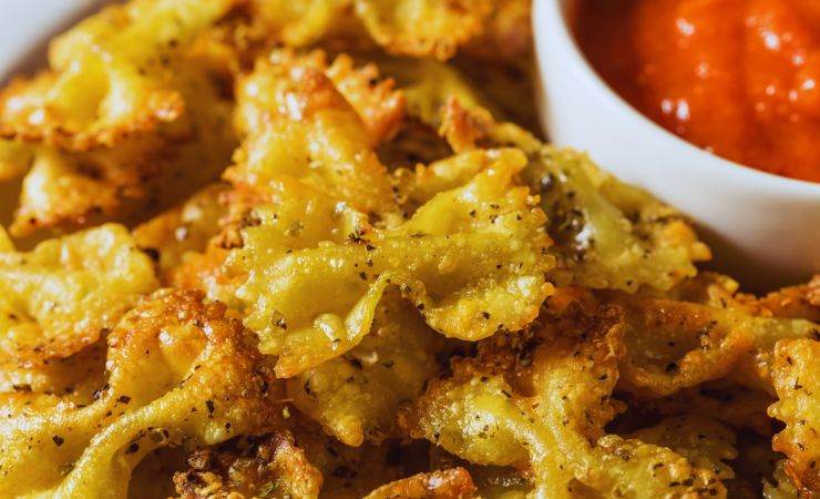 chips di pasta e una salsa