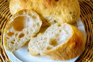 Ciabatta tagliata in un cestino di vimini